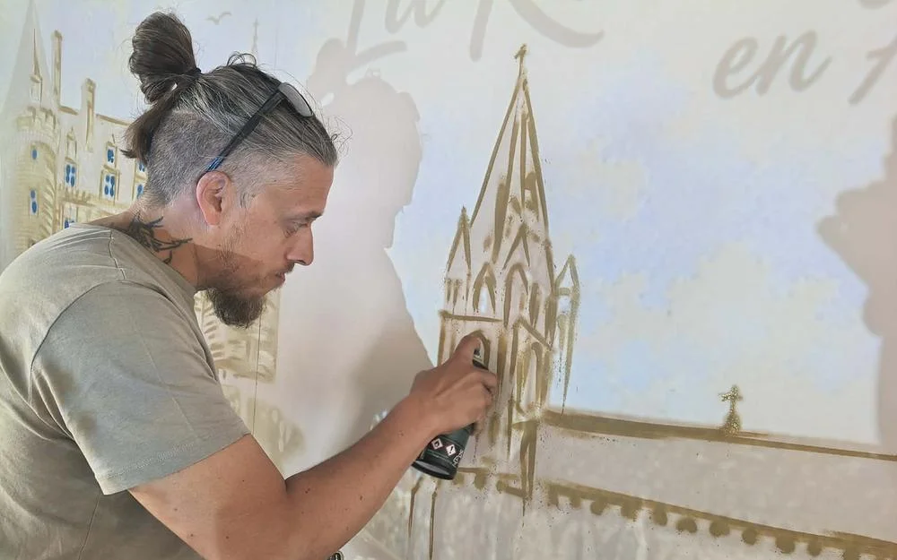 Jean Philippe Arino d'Aspahlt Graffiti en train de dessiner la fresque dans les ateliers municipaux de La Rochefoucauld